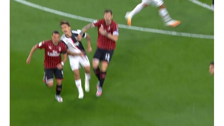 La dura agresión de Romagnoli a Dybala.
