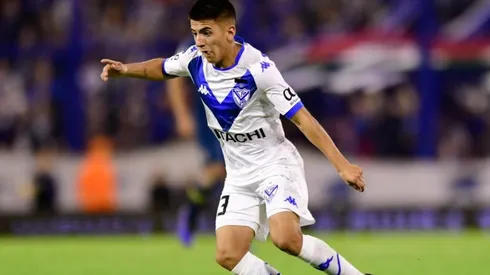 Thiago Almada durante un partido de Vélez.
