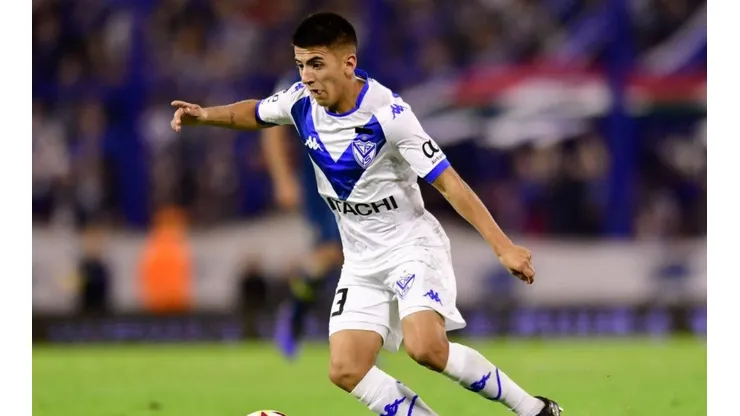 Thiago Almada durante un partido de Vélez.