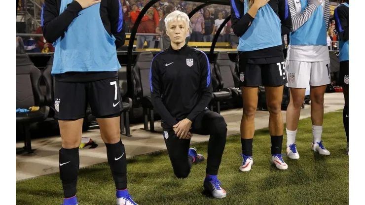 Megan Rapinoe imitó el gesto de Colin Kaepernick