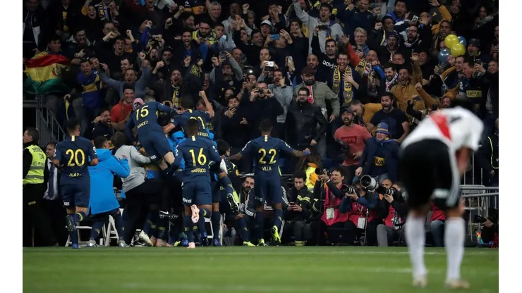 Foto de los jugadores de Boca celebrando el gol de Dario Benedetto.