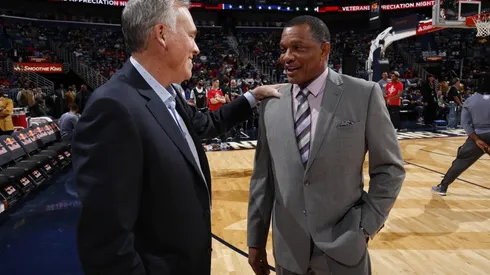 D'Antoni y Gentry saludándose.