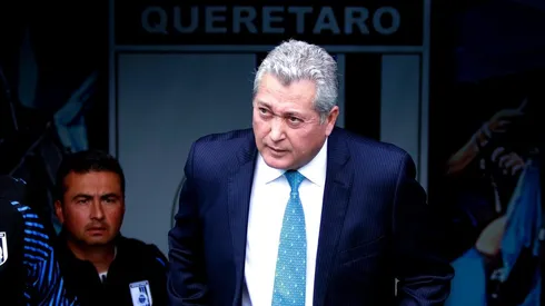 Víctor Vucetich en el banco de Querétaro.