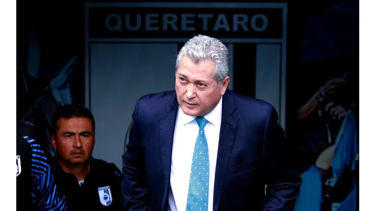Víctor Vucetich en el banco de Querétaro.