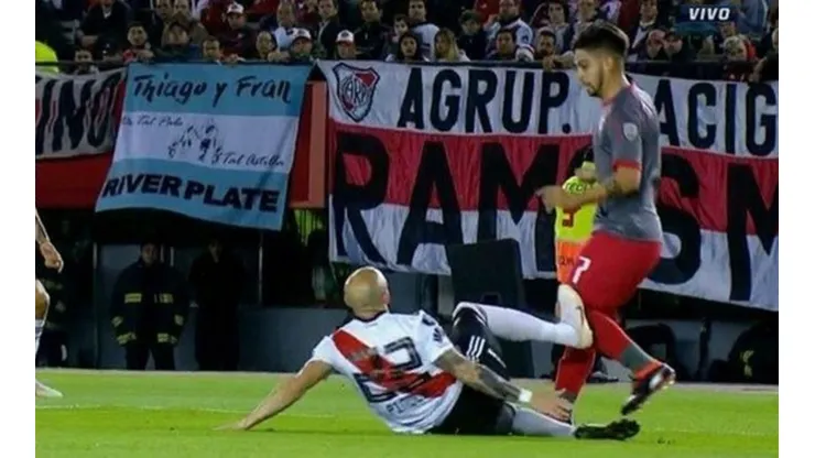 Foto de la jugada entre Pinola y Benitez en la Libertadores.