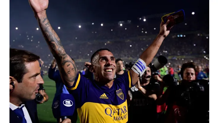 Con un barbijo épico, Tevez fue a Tandil para jugar al golf, pero no le dejaron pasar