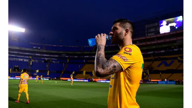 Gignac presumió un carro de lujo en las pruebas de COVID-19