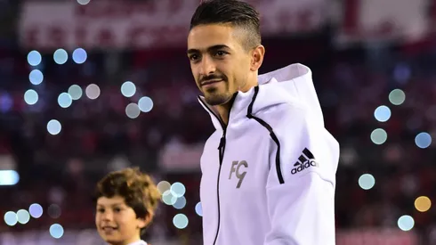 Lanzini mostró la tabla con la que hace asados en Inglaterra