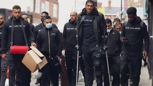 Anthony Joshua marchó en muletas en contra del racismo. (Foto: Twitter)