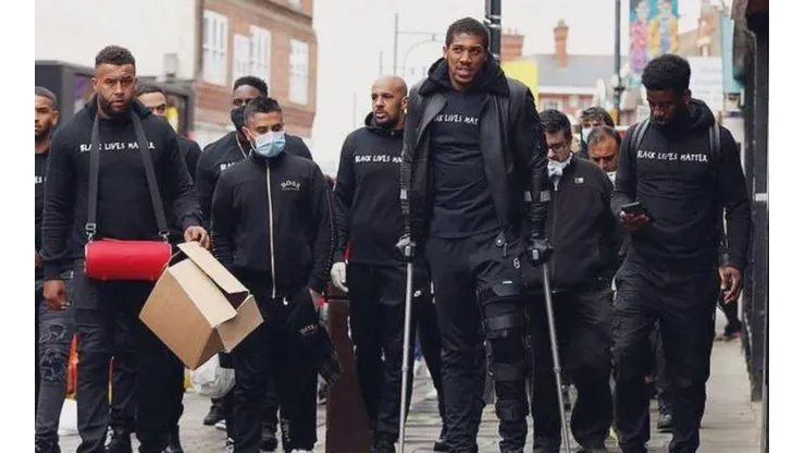 Anthony Joshua marchó en muletas en contra del racismo. (Foto: Twitter)