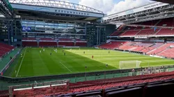 Los hinchas del FC Copenhague, a la espera.