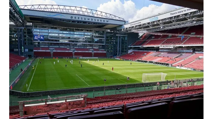 Los hinchas del FC Copenhague, a la espera.
