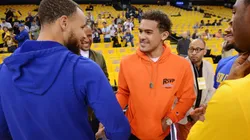 Stephen Curry y Trae Young saludándose.