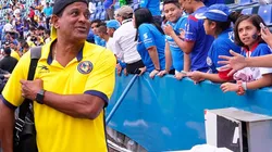 Carlos Santos le lanzó un tiro a Alan Pulido. (Foto: Jam Media)