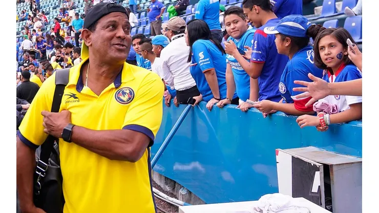 Carlos Santos le lanzó un tiro a Alan Pulido. (Foto: Jam Media)