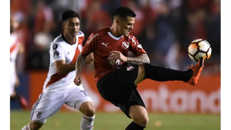 Fabricio Bustos en un partido contra River.