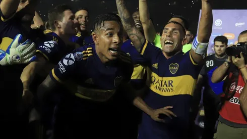Foto de los jugadores de Boca celebrando el título.