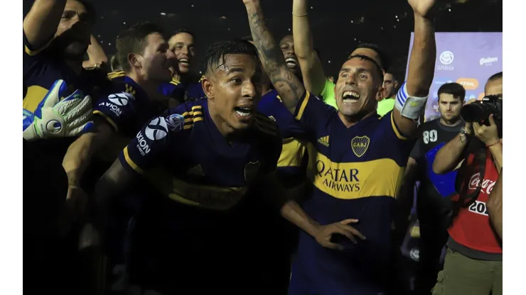 Foto de los jugadores de Boca celebrando el título.