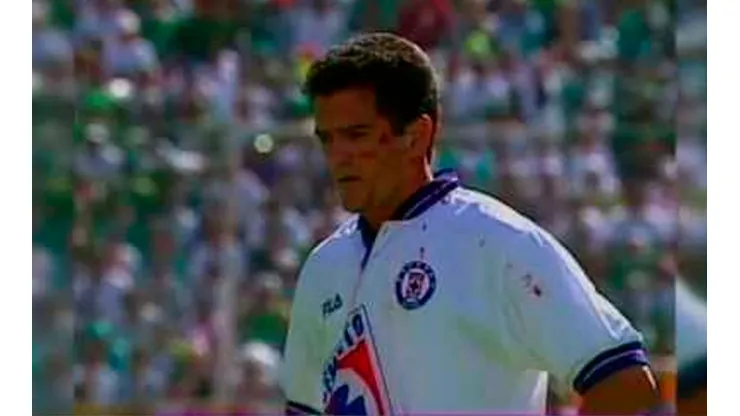 Carlos Hermosillo anotó el gol de oro que le dio el título a Cruz Azul en el Invierno 97. Foto: Captura de pantalla