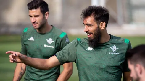 Borja Iglesias se pintó las uñas y la razón es un ejemplo para todo Twitter