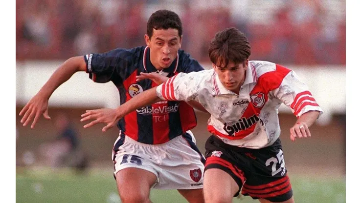 Ariel Montenegro enfrentando a River.