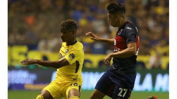 Agustín Cardozo en un partido contra Boca.