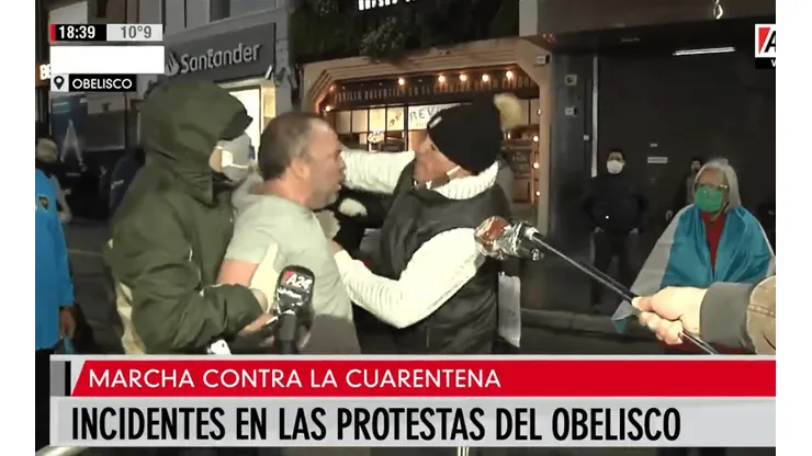 Video: muy enojado, fue al Obelisco a enfrentar a los "anticuarentena"