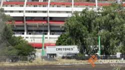 Los camiones se acercaron al estadio.