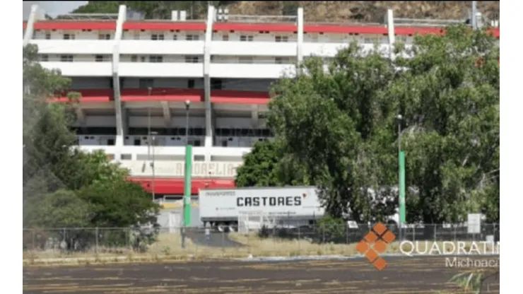 Los camiones se acercaron al estadio.