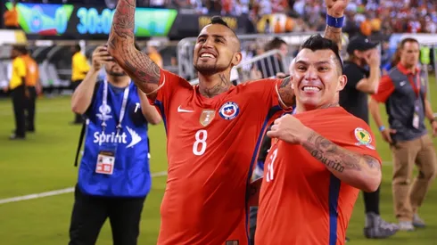 Foto de los dos futbolistas en la Selección de Chile.