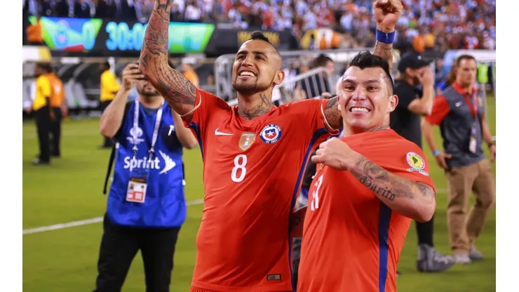 Foto de los dos futbolistas en la Selección de Chile.