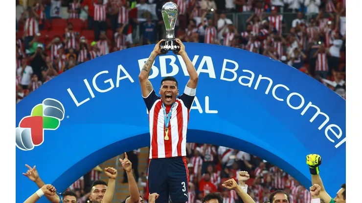 Tigres le ofrecía un mejor contrato, pero Carlos Salcido optó por Chivas