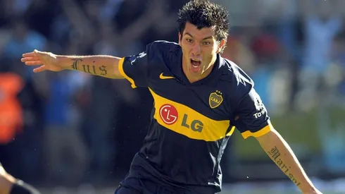 Gary Medel festejando un gol en Boca.
