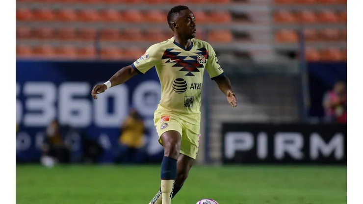Renato Ibarra y una foto de festejo con América.