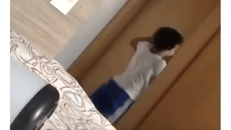 Video viral: su truco de magia se arruinó por una puerta diabólica