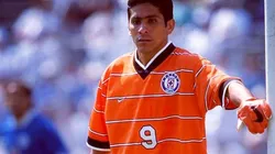 Jorge Campos portó el '9' en Cruz Azul porque el '1' ya lo tenía el 'Conejo'. Foto: @jorgecamposof