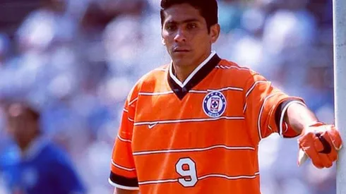 Jorge Campos portó el '9' en Cruz Azul porque el '1' ya lo tenía el 'Conejo'. Foto: @jorgecamposof