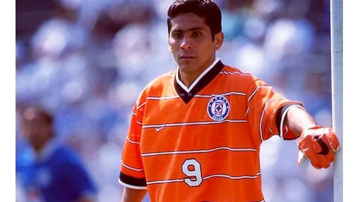 Jorge Campos portó el '9' en Cruz Azul porque el '1' ya lo tenía el 'Conejo'. Foto: @jorgecamposof