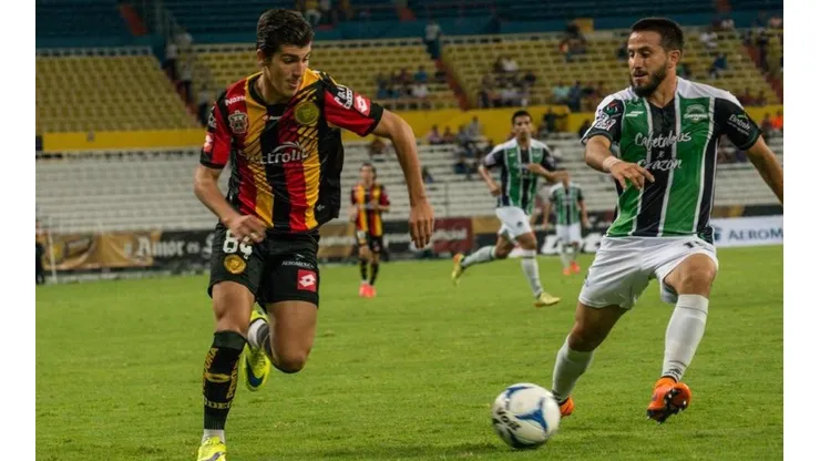 Adrián Villalobos en su debut con Leones Negros (Foto: Twitter @LeonesNegrosCF)
