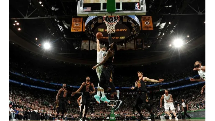 Una clavada inolvidable de Tatum a LeBron en la NBA