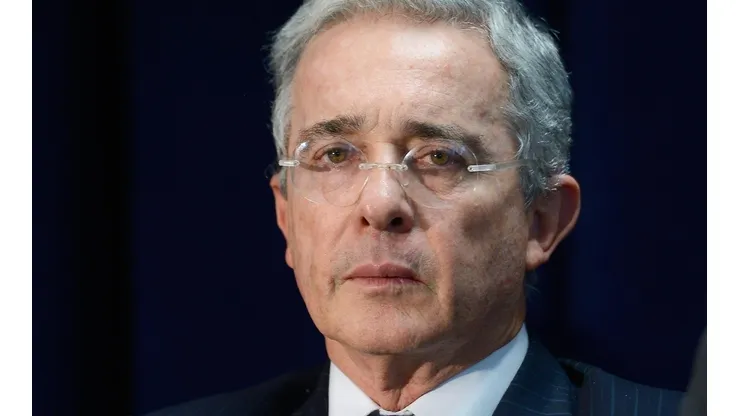 Uribe sigue metido en el fútbol: propone que se televisen los entrenamientos