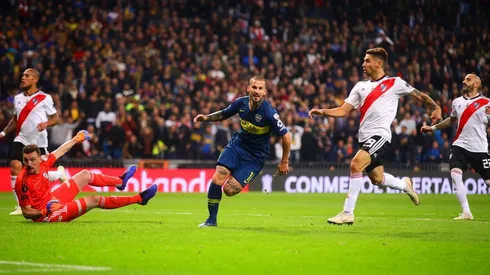 Foto de Dario Benedetto en su gol en Madrid.