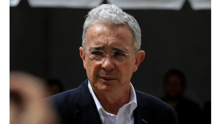 Álvaro Uribe propone que se le baje el precio al canal premium de Win