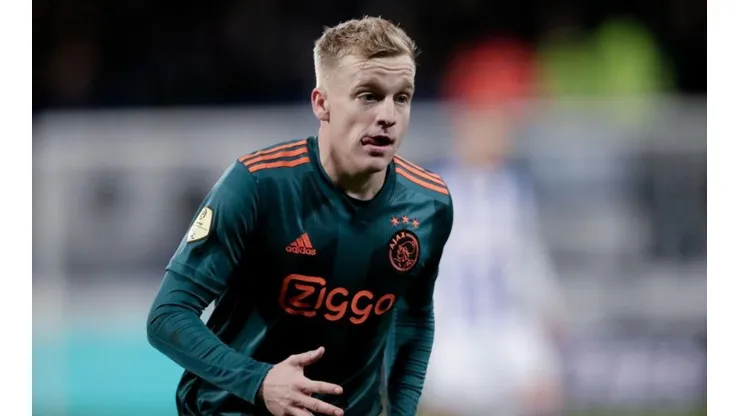 Donny Van de Beek con la camiseta de Ajax.