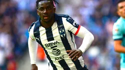 Aké Loba celebrando su primer gol con Rayados (Foto: Getty Images)