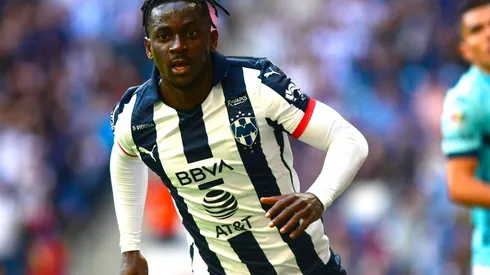 Aké Loba celebrando su primer gol con Rayados (Foto: Getty Images)