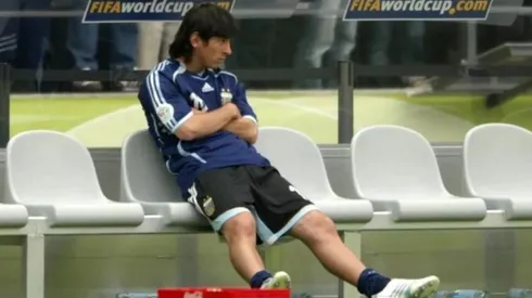 Mítica foto de Messi en el banco de suplentes.
