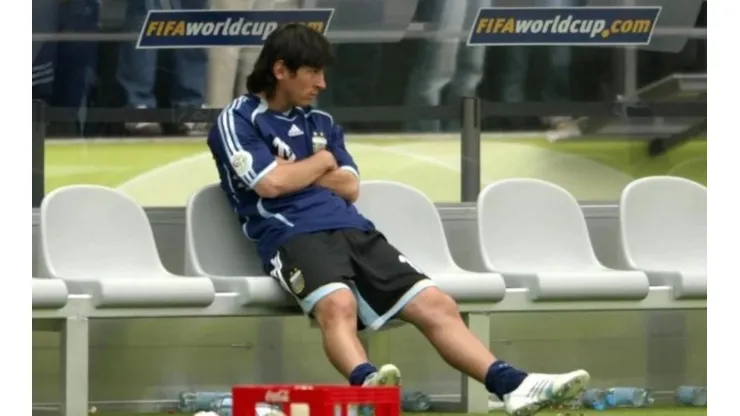Mítica foto de Messi en el banco de suplentes.
