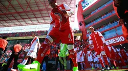 Paulo da Silva ingresando al Nemesio Diez (Foto: Getty Images)