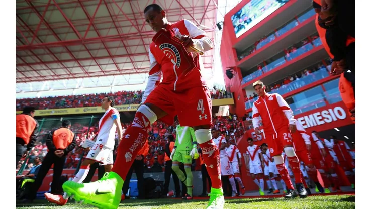 Paulo da Silva ingresando al Nemesio Diez (Foto: Getty Images)